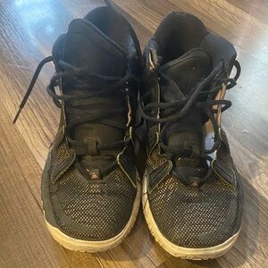 6Y Kyrie Irving sneakers
Ripple Effect